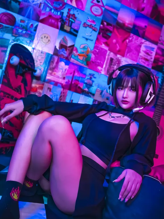 Лепа жена, слатки играч, диван 6K позадина