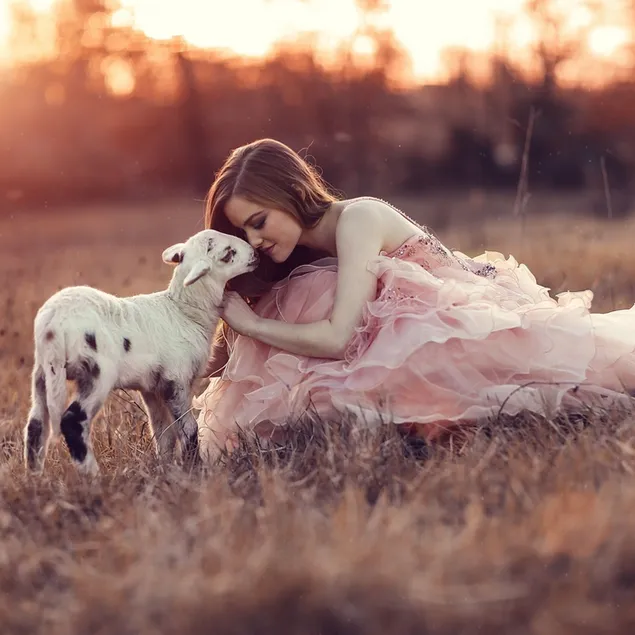 Hình nền Người phụ nữ xinh đẹp trong chiếc váy hồng yêu chú cừu non dễ thương trên cây khô 2K
