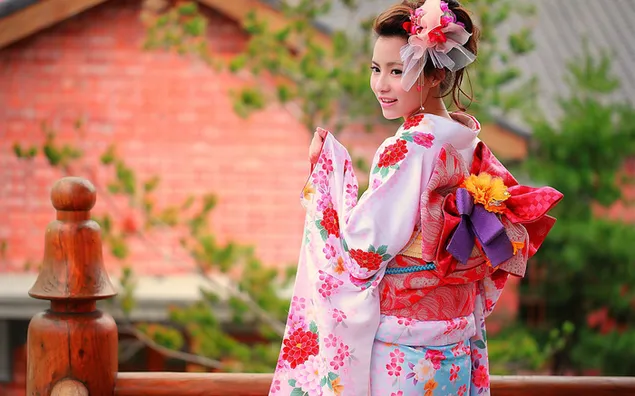 Schöne Frau in Kimono-Kleidung mit ihrem farbenfrohen Outfit 2K Hintergrundbild