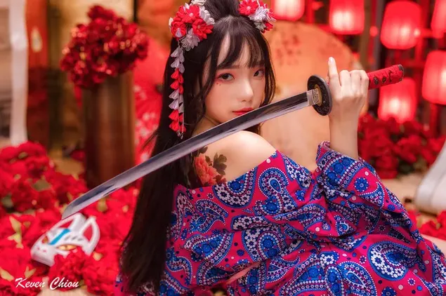 빨간 옷 앞에 사무라이 검을 들고 전통 의상을 입은 아름다운 여성 2K 배경화면