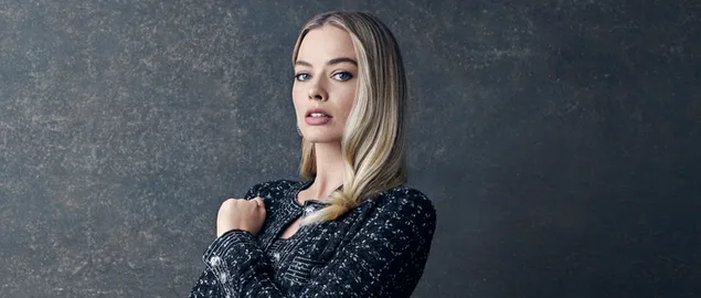 Taustakuva Kaunis nainen Margot Robbie mustassa mekossa ja mustalla taustalla 4K