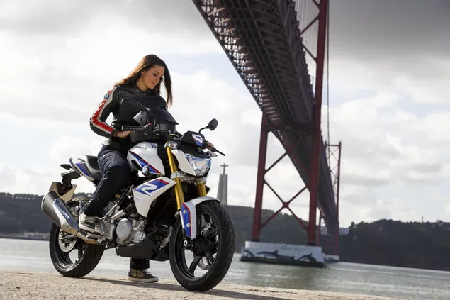 Hermosa mujer motociclista con cabello largo usando equipo de protección