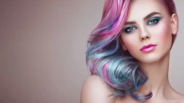 Hermosa mujer con peinado colorido delante de un fondo liso descargar