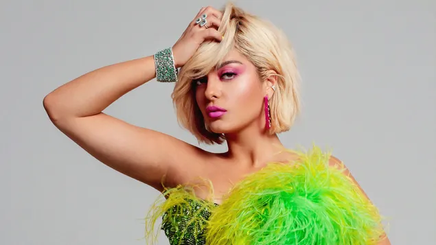 'Bebe Rexha' dalam Rambut Berambut Perang Pendek - Penyanyi Amerika 4K kertas dinding