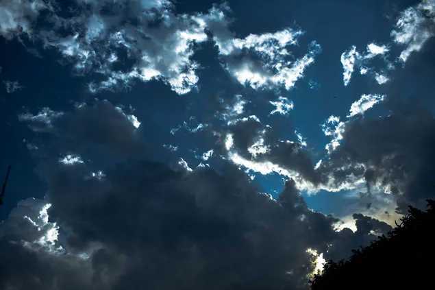 每朵云背后都有另一朵云 4K 壁纸