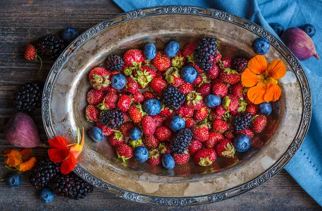 Berries in a plate download