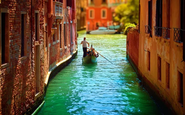 Besichtigungstour zwischen Gebäuden in Venedig