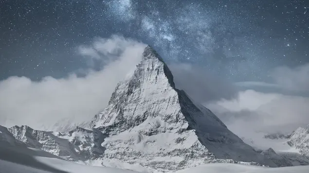 Besneeuwd en mistig uitzicht op de Matterhorn-berg in Zwitserse Alpen download