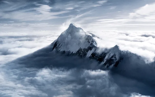 Besneeuwd en mistig volledig zicht op de Mount Everest, 's werelds hoogste berg boven zeeniveau