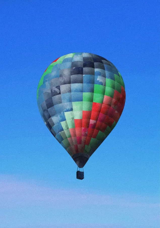 Între nori 2K imagine de fundal