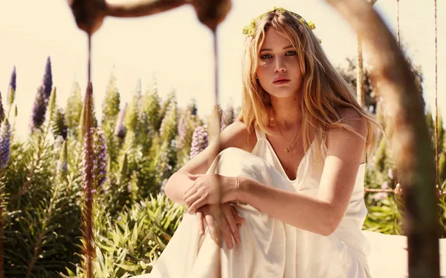 Bezaubernde Jennifer Lawrence in weißem Kleid und Blumenkrone