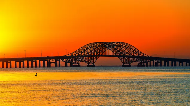 Biển và cây cầu dưới bầu trời màu đỏ của nắng