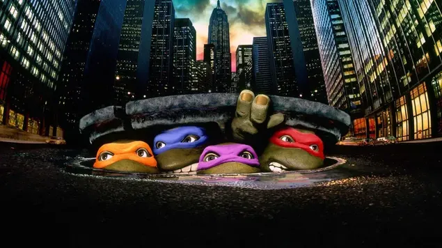 Bild von vier Ninja-Schildkröten mit orangefarbenen, blauen, violetten und roten Bändern, die aus dem Untergrund zwischen Stadtgebäuden auftauchen