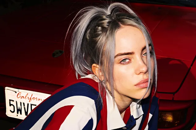 Billie Eilish graues Haar mit rotem Autohintergrund