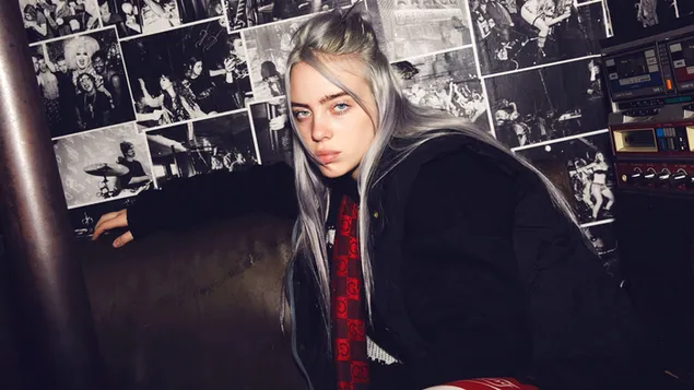 Billie Eilish posiert mit ihren blauäugigen blonden Haaren 4K Hintergrundbild