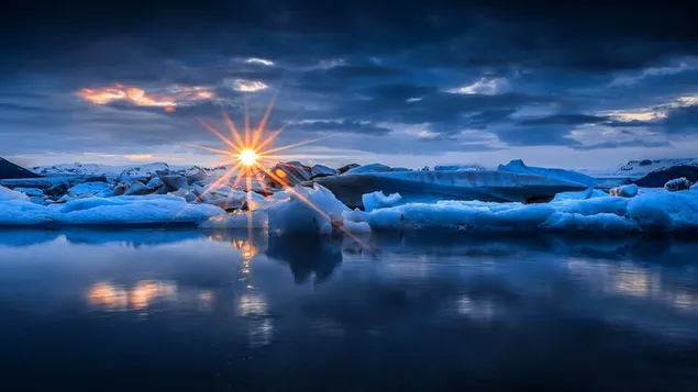 氷のような冬の海に沈む太陽