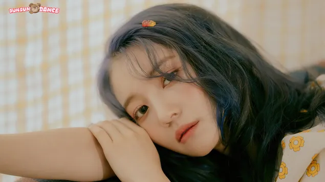 Binnie dalam 'Dun Dun Dance' MV Shoot (2021) daripada 'Oh My Girl' (Kugiran K-Pop) 4K kertas dinding