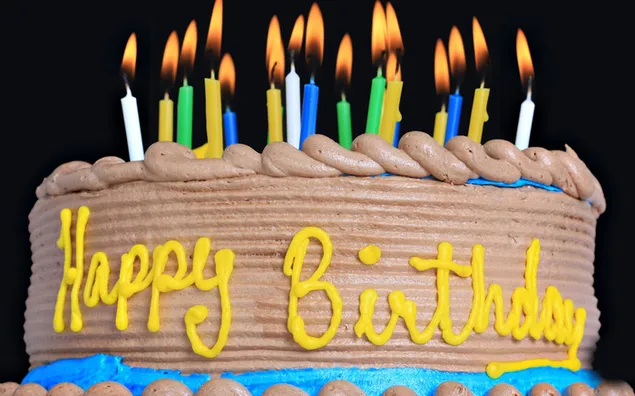 Pastís d'aniversari amb espelmes baixada
