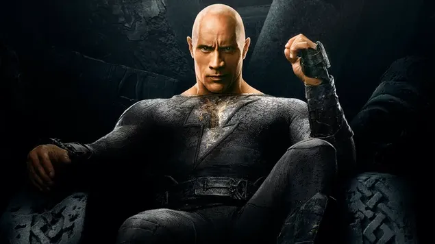 Black Adam Film Charakter sëtzt a schwaarze Kostüm op schwaarzen Hannergrond 2K Tapeten