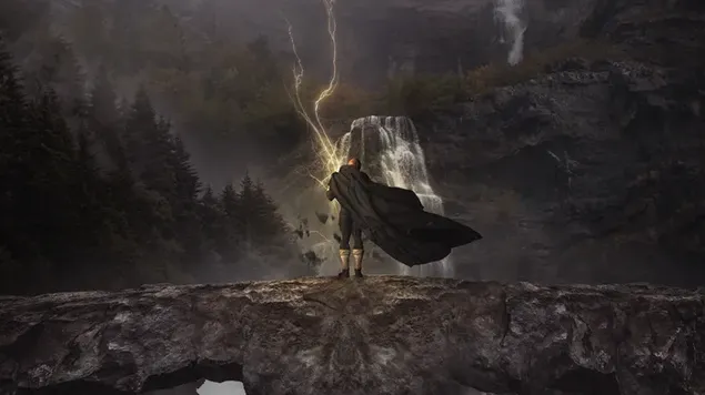 블랙 아담 영화 슈퍼 히어로 드웨인 존슨은 폭포에 맞서 숲 절벽을 걷는다. 4K 배경화면