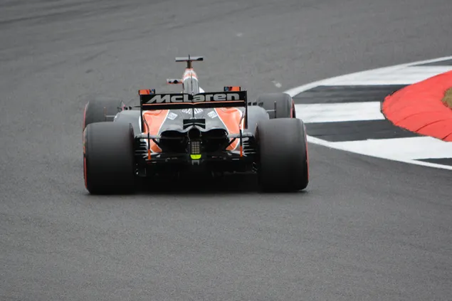 Zwart en oranje McLaren Go-Kart op racen download