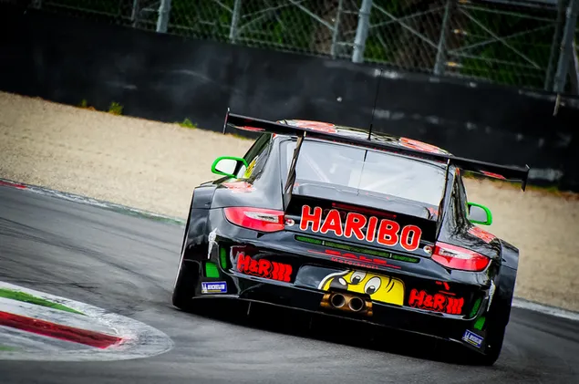 هاریبو پورشه 911 مشکی و قرمز در طول روز کاغذدیواری  2K