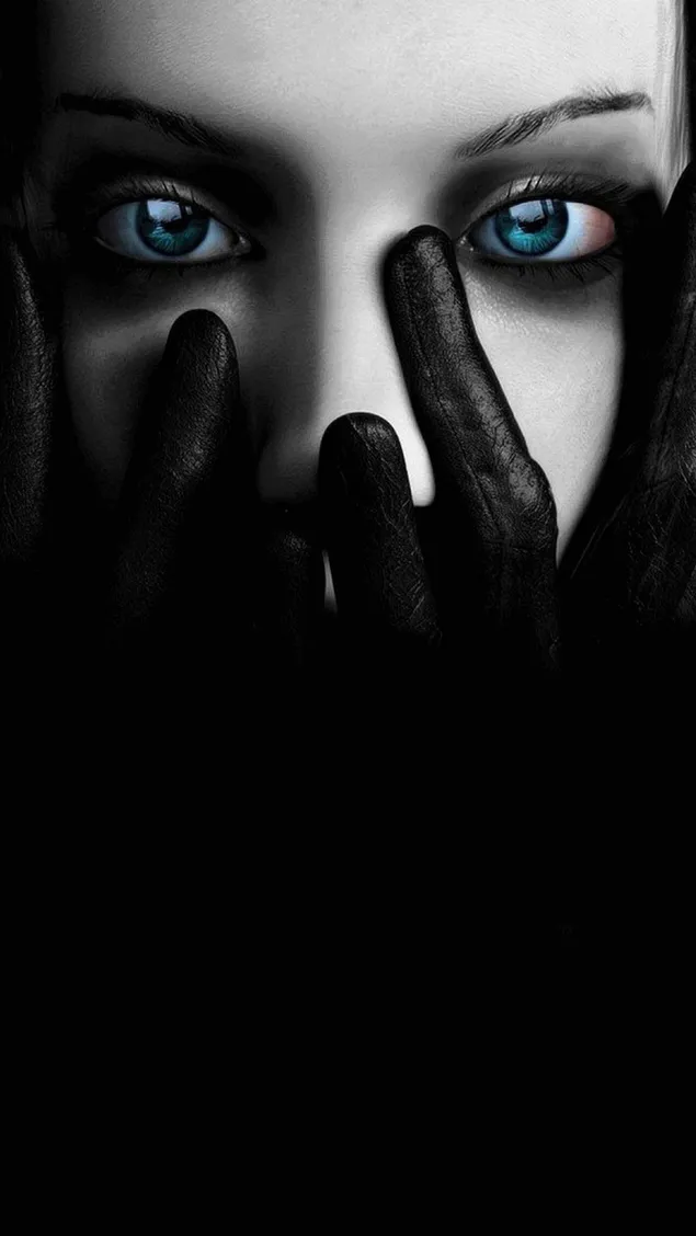 Schwarz-Weiß-Foto einer Frau in schwarzen Handschuhen mit blauen Augen herunterladen