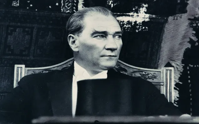 Swart en wit foto van Mustafa Kemal Atatürk, een van die wêreld se belangrikste leiers 2K muurpapier
