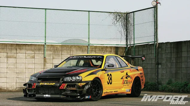 tsrno-zhuti sportski automobil preuzmi