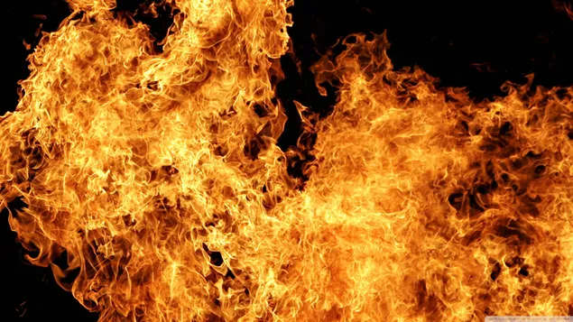Vista de fons negre de la bola de foc on creixen les flames baixada