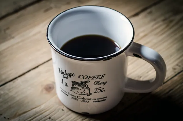 Café negro en una taza de esmalte