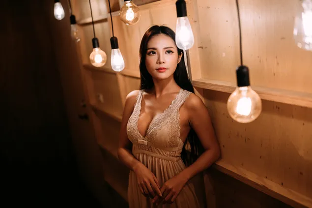 Črnolasa Azijka v svoji čudoviti beli obleki 4K ozadje