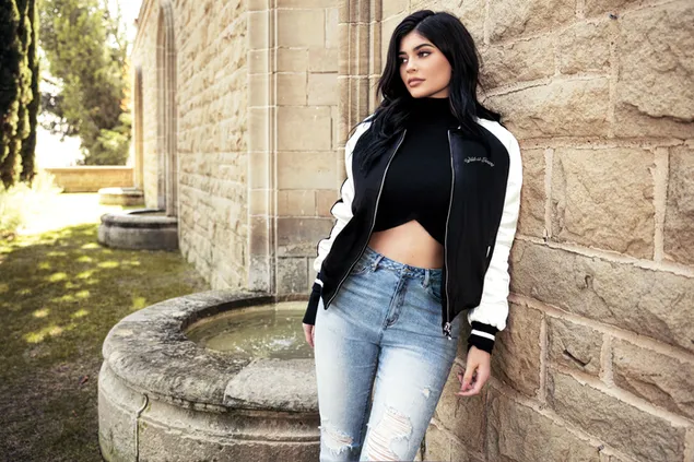Das schwarzhaarige Model Kylie Jenner trägt eine schwarze Jacke und Jeans