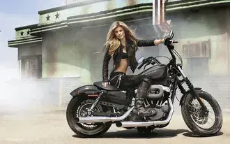 cerna modelka harley-davidson a bruneta stahnout