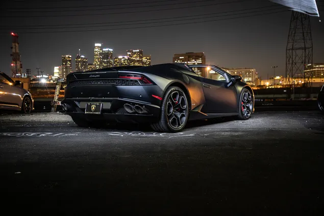 Lamborghini negro en ciudad 6K fondo de pantalla