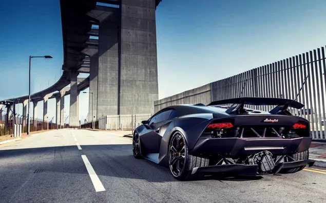 lamborghini sesto elemento nera sul ponte scarica