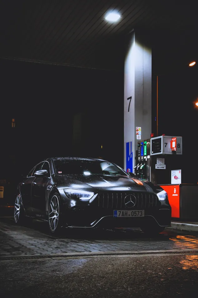 Carro preto Mercedes-Benz no posto de gasolina à noite download
