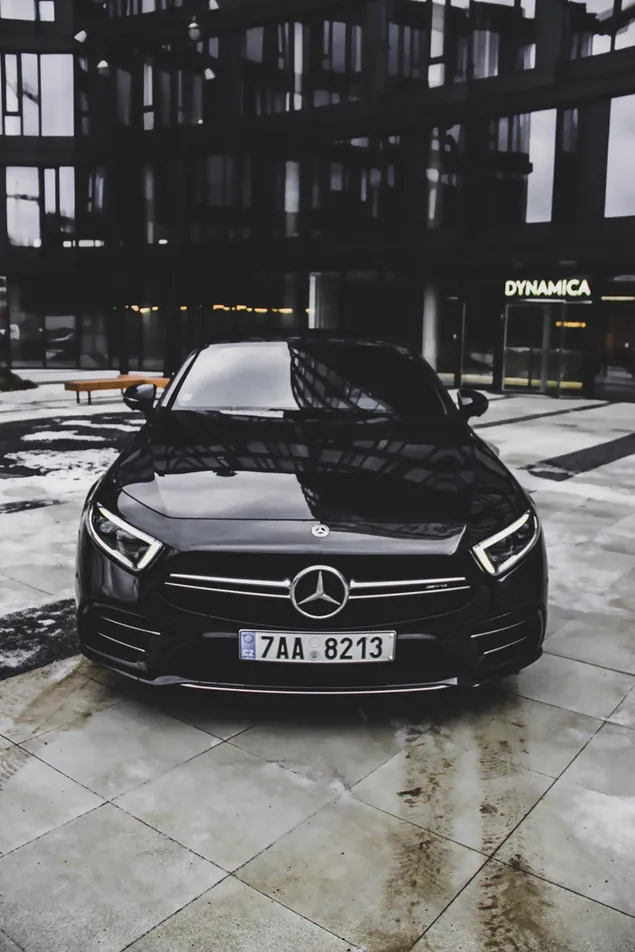 Coche Mercedes-Benz negro estacionado fuera del edificio Dynamics