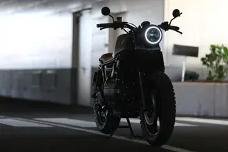 cerny motocykl na silnici stahnout