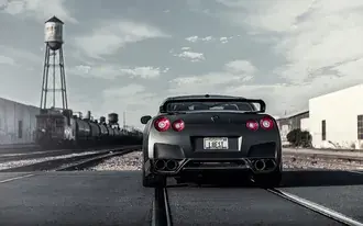 Черный Nissan GTR на железной дороге 4K обои