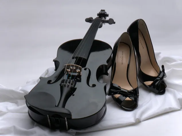Violin đen và giày cao gót