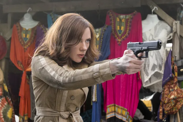 Black Widow és al carrer amb una pistola, apuntant al seu objectiu 2K fons de pantalla