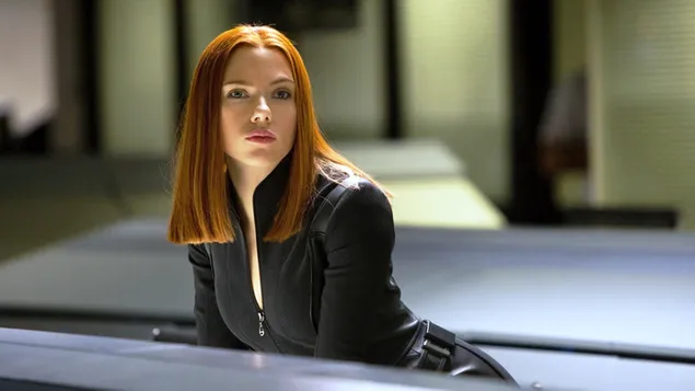 Black Widow - Scarlett Johansson kijkt naar links terwijl ze zit download