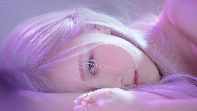 Prelijepa pjevačica Blackpinka Rose pozira ležeći 4K pozadina