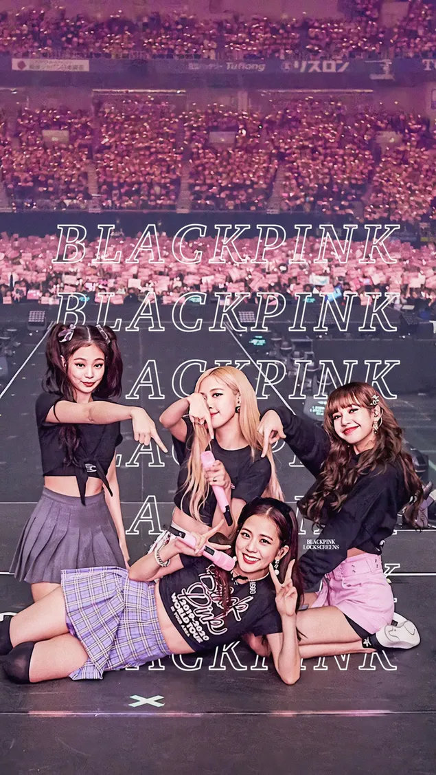 Blackpink ガールズ バンドのメンバー jisoo、jennie、lisa、rose が黒いドレスとピンクのミニスカートでポーズをとっている