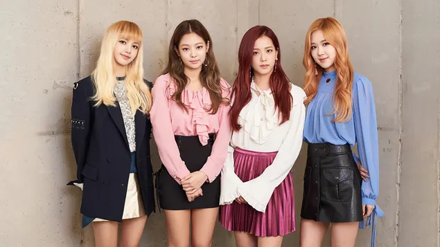 Las miembros del grupo de chicas Blackpink Lisa, Jennie, Jisoo y Rose posan frente a una pared con hermosos atuendos HD fondo de pantalla