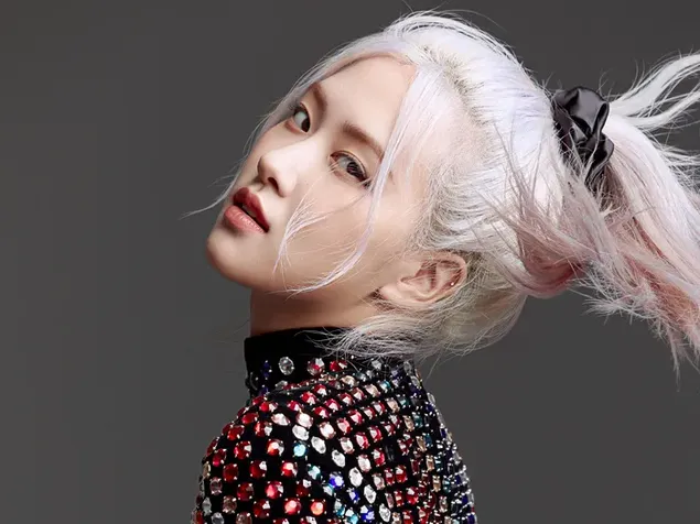 rose, membre del grup de musica blackpink girl amb els cabells ros posant mirant cap a la lent baixada