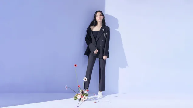 Blackpink 音樂團體歌手 Jisoo 身著黑色連衣裙、白色鞋子，在淺藍色地板上擺著鮮花 4K 壁紙
