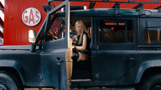 جيني من بلاك بينك في سيارة جيب سوداء - جلسة تصوير ألبوم Mantra 4K خلفية