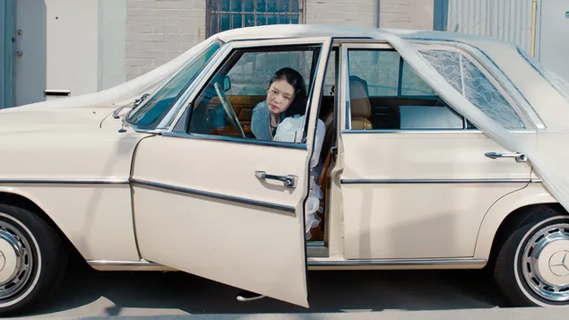 جيني من بلاك بينك في سيارة قديمة بيضاء - جلسة تصوير ألبوم Mantra 4K خلفية